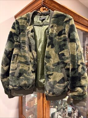 Faux-Fur Camo Bomber Jacket - Olive Green